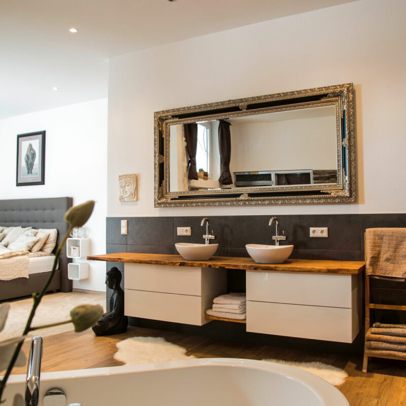 Bad V9a4468 800x800.jpg